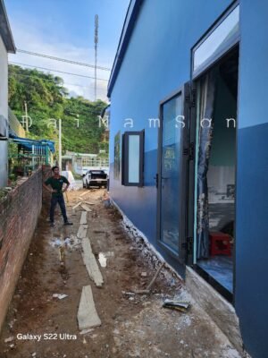 Giá trị công trình mang lạiThẩm mỹ tinh tế & hiện đại Hệ cửa được phối hợp hài hòa giữa màu sắc nhôm cao cấp và kính phản quang, tạo điểm nhấn thị giác mạnh mẽ, nâng tầm không gian tiếp đón. Hiệu quả sử dụng cao Khả năng cách âm, cách nhiệt vượt trội nhờ thiết kế kín khít, đem đến môi trường làm việc và nghỉ ngơi lý tưởng. Bền vững theo thời gian Cửa nhôm Xingfa có độ chịu lực cao, chống oxi hóa và thích nghi tốt với điều kiện khí hậu Việt Nam. Thi công chuẩn mực Đội ngũ kỹ thuật chuyên nghiệp của Đại Nam Sơn Window đã thi công nhanh chóng, chính xác, đảm bảo chất lượng theo tiêu chuẩn cao nhất.