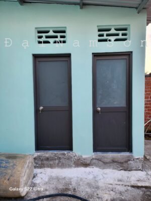 Giá trị công trình mang lạiThẩm mỹ tinh tế & hiện đại Hệ cửa được phối hợp hài hòa giữa màu sắc nhôm cao cấp và kính phản quang, tạo điểm nhấn thị giác mạnh mẽ, nâng tầm không gian tiếp đón. Hiệu quả sử dụng cao Khả năng cách âm, cách nhiệt vượt trội nhờ thiết kế kín khít, đem đến môi trường làm việc và nghỉ ngơi lý tưởng. Bền vững theo thời gian Cửa nhôm Xingfa có độ chịu lực cao, chống oxi hóa và thích nghi tốt với điều kiện khí hậu Việt Nam. Thi công chuẩn mực Đội ngũ kỹ thuật chuyên nghiệp của Đại Nam Sơn Window đã thi công nhanh chóng, chính xác, đảm bảo chất lượng theo tiêu chuẩn cao nhất.