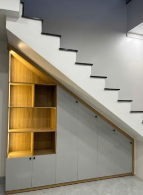 Tủ dưới cầu thang đã được hoàn tất 