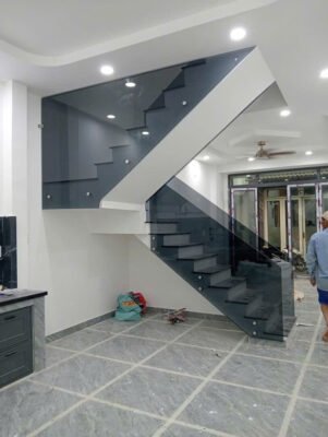 Cầu thang kính màu xám khói