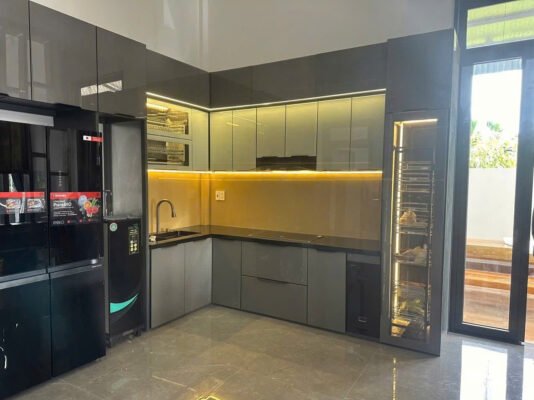 Bạn đang tìm kiếm một giải pháp tủ bếp hiện đại, sang trọng và bền bỉ? Tủ bếp thùng nhôm cánh kính chính là lựa chọn hoàn hảo cho bạn!