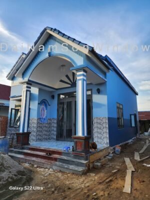 Giá trị công trình mang lạiThẩm mỹ tinh tế & hiện đại Hệ cửa được phối hợp hài hòa giữa màu sắc nhôm cao cấp và kính phản quang, tạo điểm nhấn thị giác mạnh mẽ, nâng tầm không gian tiếp đón. Hiệu quả sử dụng cao Khả năng cách âm, cách nhiệt vượt trội nhờ thiết kế kín khít, đem đến môi trường làm việc và nghỉ ngơi lý tưởng. Bền vững theo thời gian Cửa nhôm Xingfa có độ chịu lực cao, chống oxi hóa và thích nghi tốt với điều kiện khí hậu Việt Nam. Thi công chuẩn mực Đội ngũ kỹ thuật chuyên nghiệp của Đại Nam Sơn Window đã thi công nhanh chóng, chính xác, đảm bảo chất lượng theo tiêu chuẩn cao nhất.