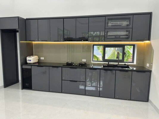 Bạn đang tìm kiếm một giải pháp tủ bếp hiện đại, sang trọng và bền bỉ? Tủ bếp thùng nhôm cánh kính chính là lựa chọn hoàn hảo cho bạn!