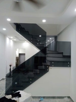 Cầu thang kính màu xám khói